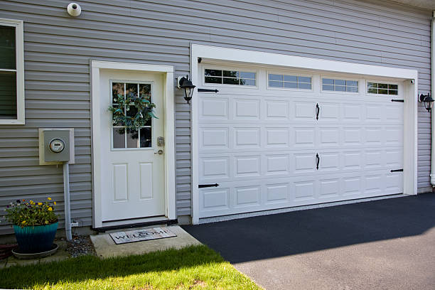 24/7 Emergency Garage Door Panel Replacement experts in Lake Arbor, MD